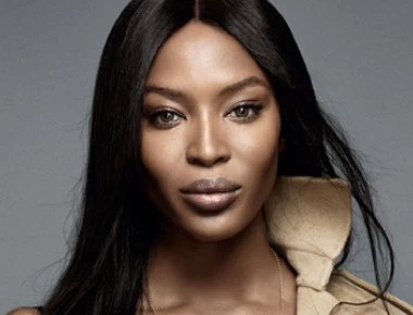 Η Naomi Campbell ποζάρει ολόγυμνη στην έρημο (φωτο)